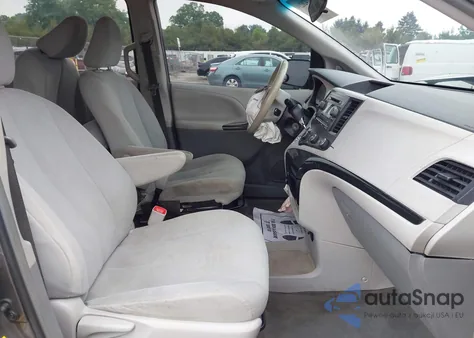 2014 Toyota Sienna z USA, uszkodzony, nr VIN 5TDZK3DC5ES439593